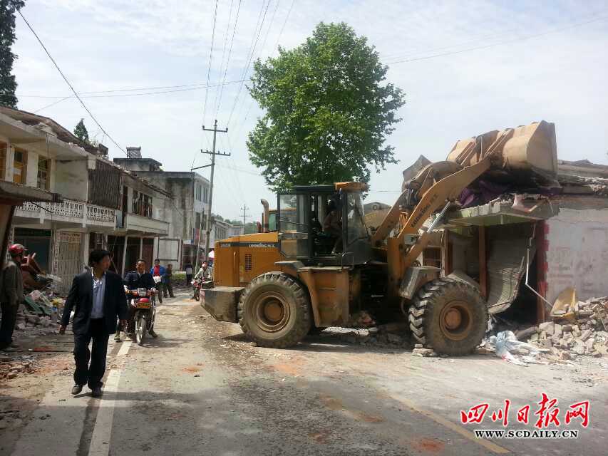 四川芦山7.0级地震 民间救援队往灾区集结