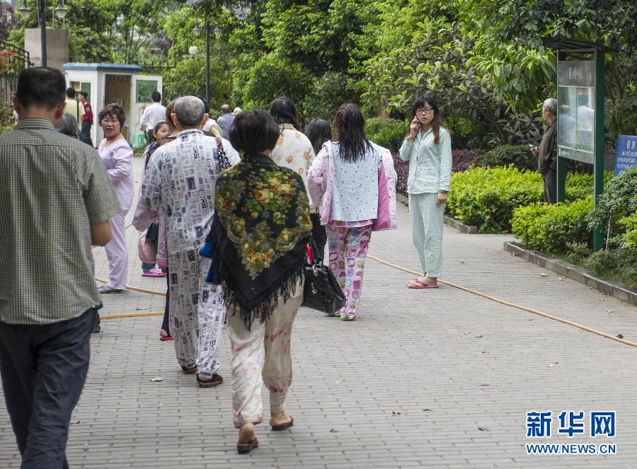 四川芦山7.0级地震 民间救援队往灾区集结