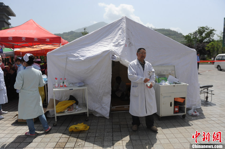 四川芦山7.0级地震 民间救援队往灾区集结