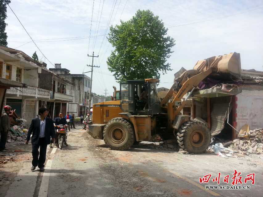 芦山县地震现场直击：房倒屋塌[组图]