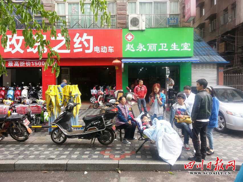 芦山县地震现场直击：房倒屋塌[组图]