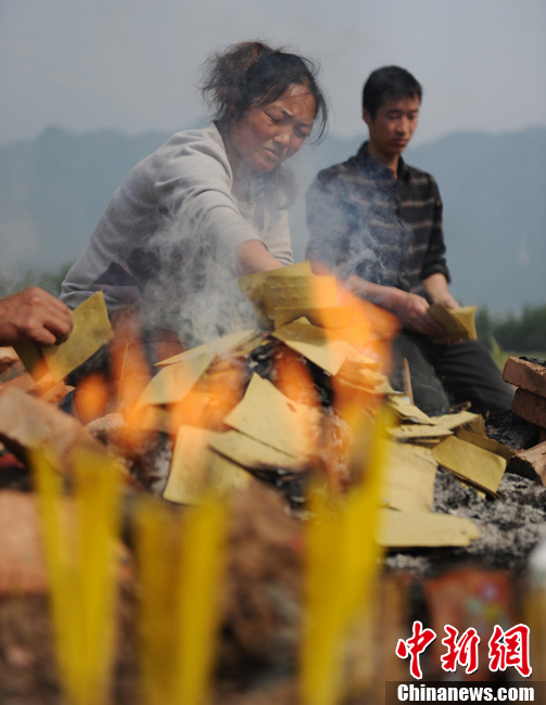 芦山地震七日祭:幸存孩子是母亲唯一的希望