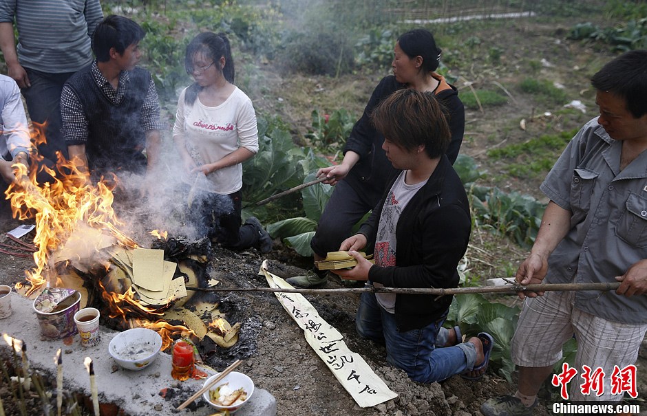 芦山地震七日祭:幸存孩子是母亲唯一的希望