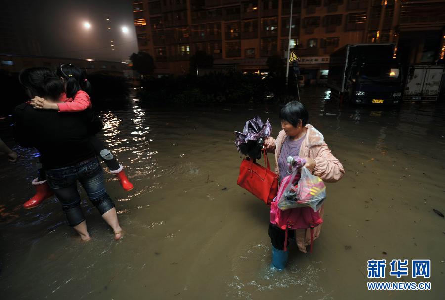 暴雨袭长沙 城区现内涝[组图]