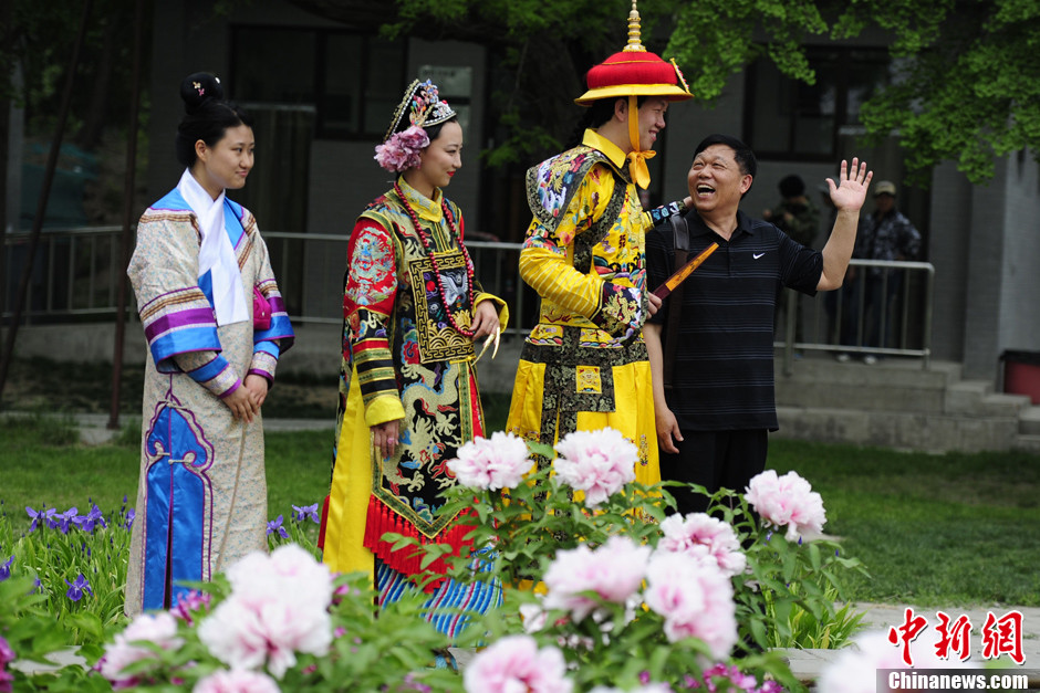 “皇上”携“甄嬛”陪游客圆明园赏花(图)