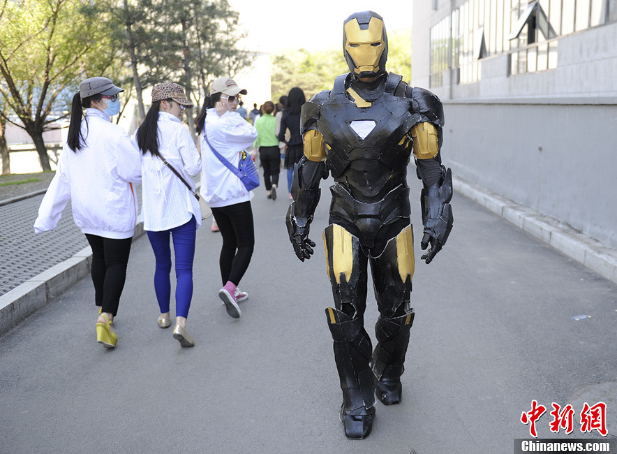 长春大学生扮“钢铁侠”街头摆酷