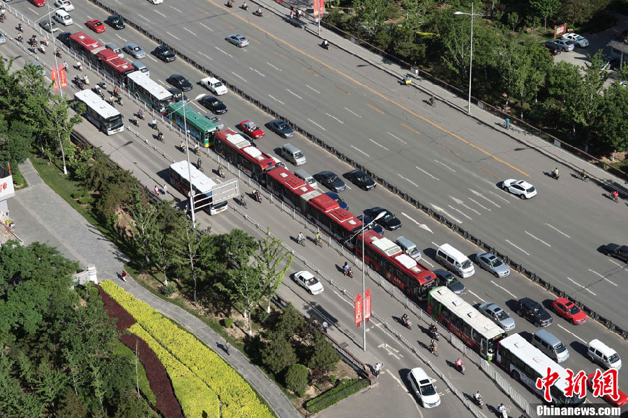 直击太原堵车：公交车变“火车”