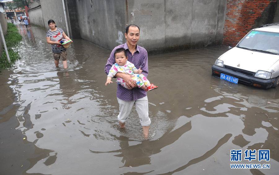 成都暴雨内城“看海”居民困