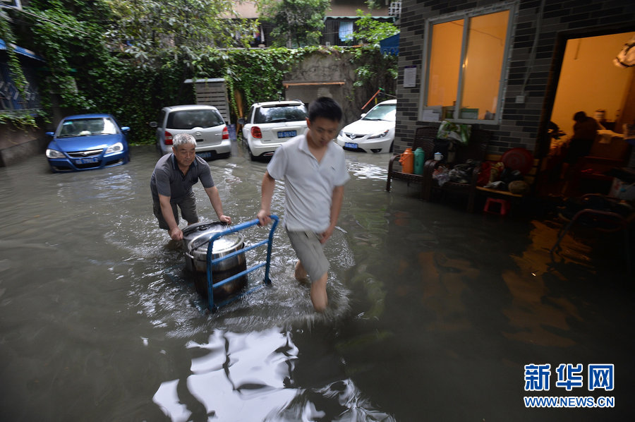 成都暴雨内城“看海”居民困