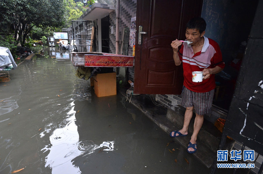 成都暴雨内城“看海”居民困