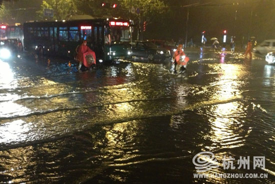 高清：杭州遭暴雨袭击市区 开车如行船