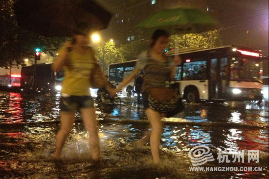 高清：杭州遭暴雨袭击市区 开车如行船