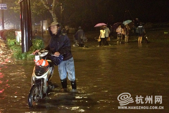 高清：杭州遭暴雨袭击市区 开车如行船