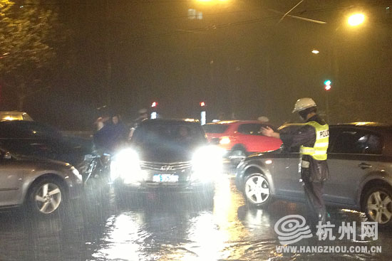 高清：杭州遭暴雨袭击市区 开车如行船