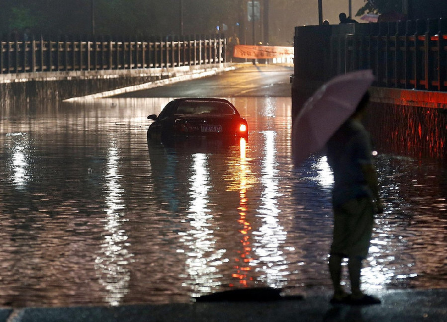 高清：杭州遭暴雨袭击市区 开车如行船