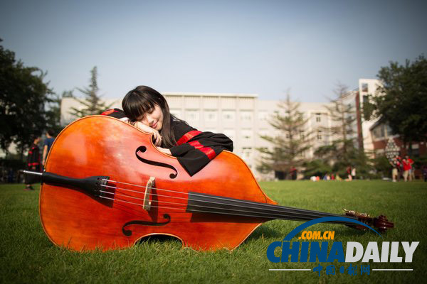 人民大学美女毕业生蹿红网络 网友赞其为“女神”