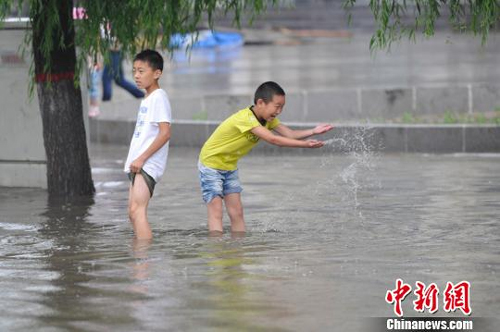 山西暴雨倾城 太原多路段成“汪洋”