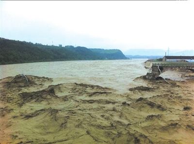 四川江油政府称特大洪峰致盘江大桥垮塌