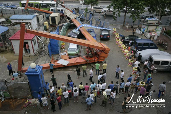 组图：青岛地铁工地龙门吊倒塌 多车被砸司机死里逃生