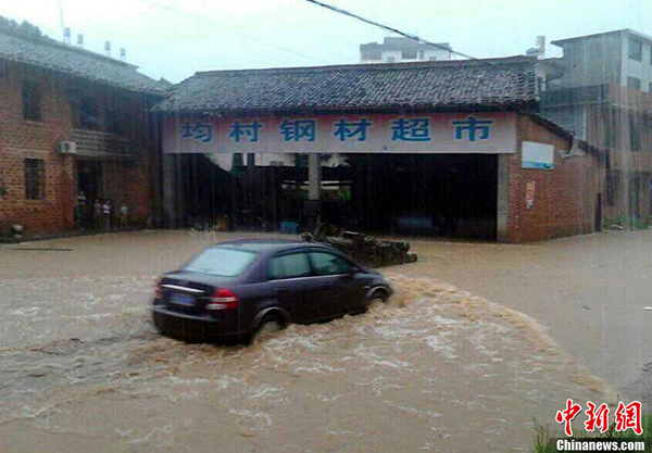 “苏力”携暴雨侵袭江西 赣南局地受淹严重