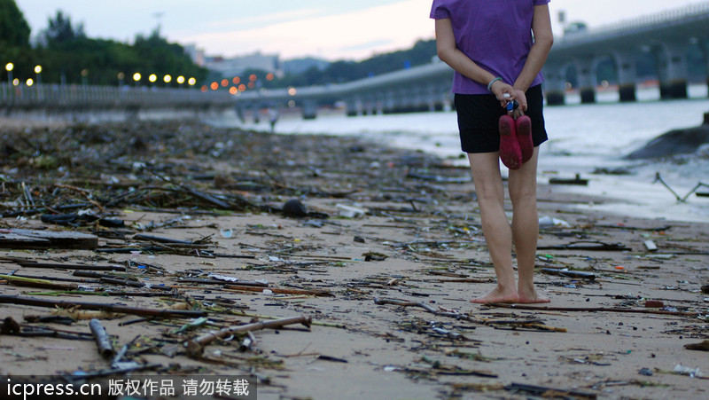 大批垃圾借台风苏力“入侵”厦门 海滩变“垃圾场”