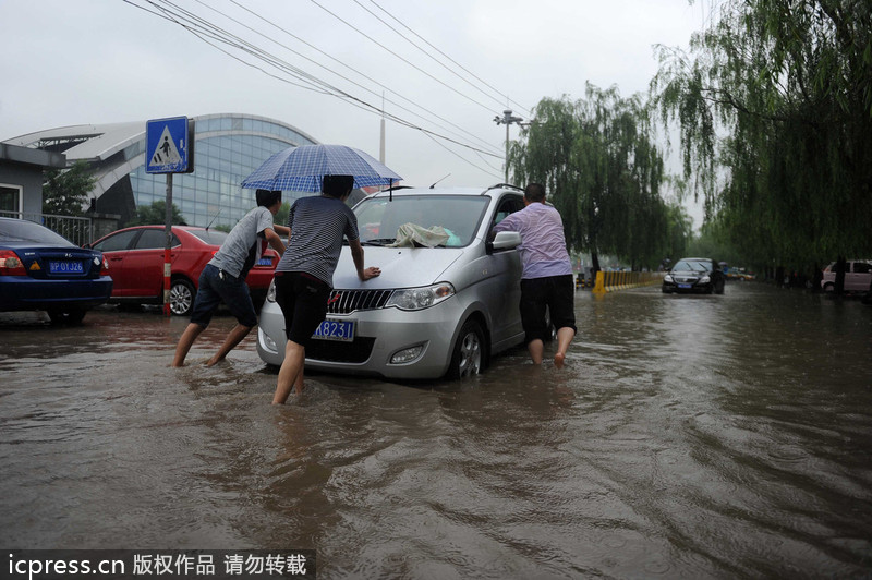 一场大雨又“看海” 北京天通苑北地铁站南积水没过膝盖