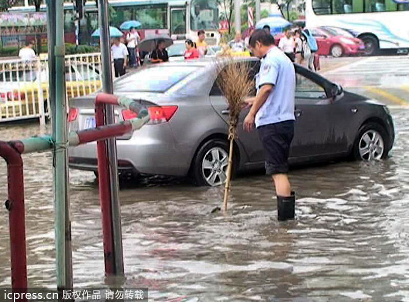 大雨袭城 南京桥北客运站前一片汪洋