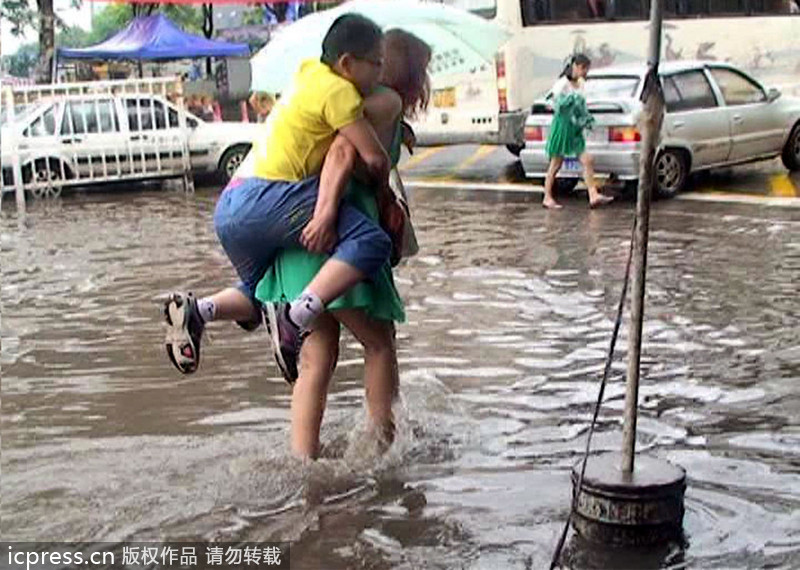 大雨袭城 南京桥北客运站前一片汪洋