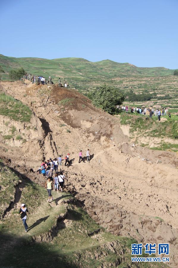 直击岷县地震震中千人“挖山”大搜救