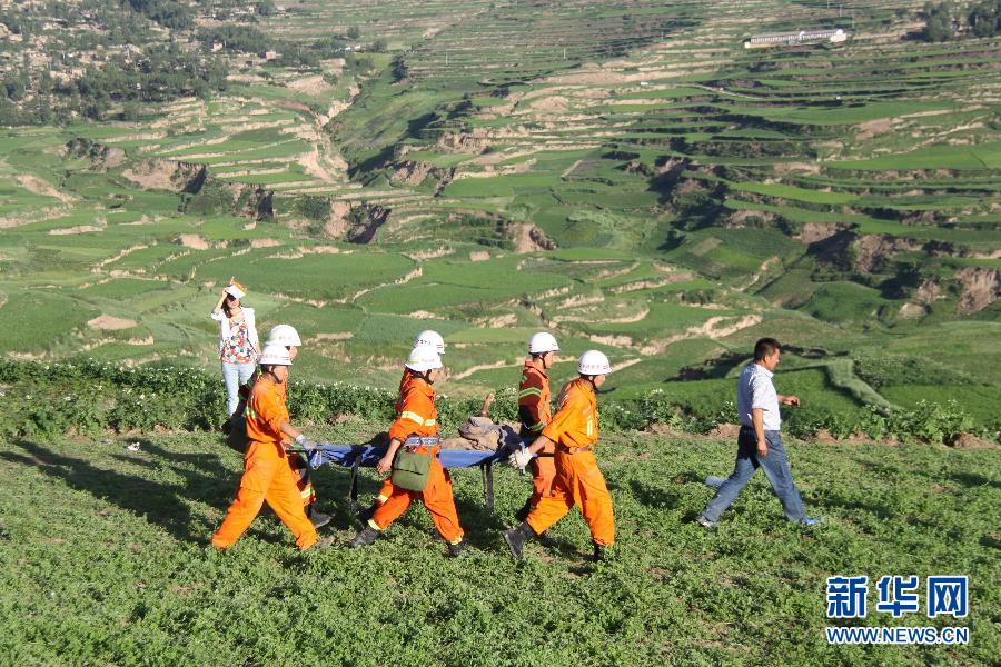 直击岷县地震震中千人“挖山”大搜救