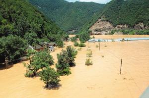 陕西安康连降大暴雨 石泉水库接近汛限水位