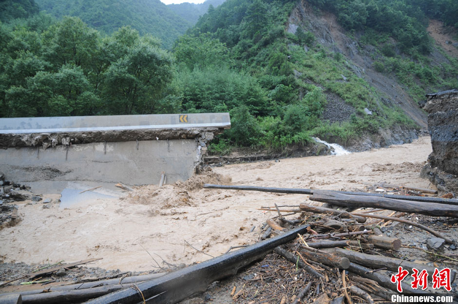 甘肃徽县遭遇强降雨袭击发生洪灾 国道被冲毁