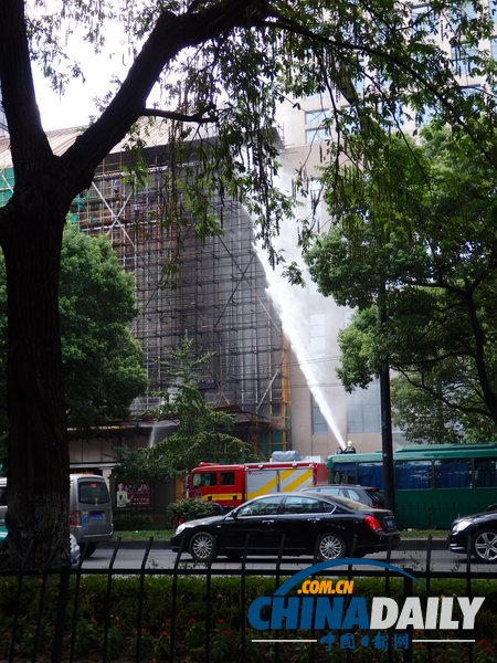 高清：杭州大厦外墙发生火灾 暂无人员伤亡