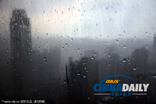 南京：3枚增雨火箭弹打下一场及时雨 全城瞬间“清凉”