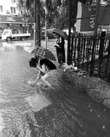 强降雨袭大连 “最美姑娘”冒雨通下水道获赞(图)