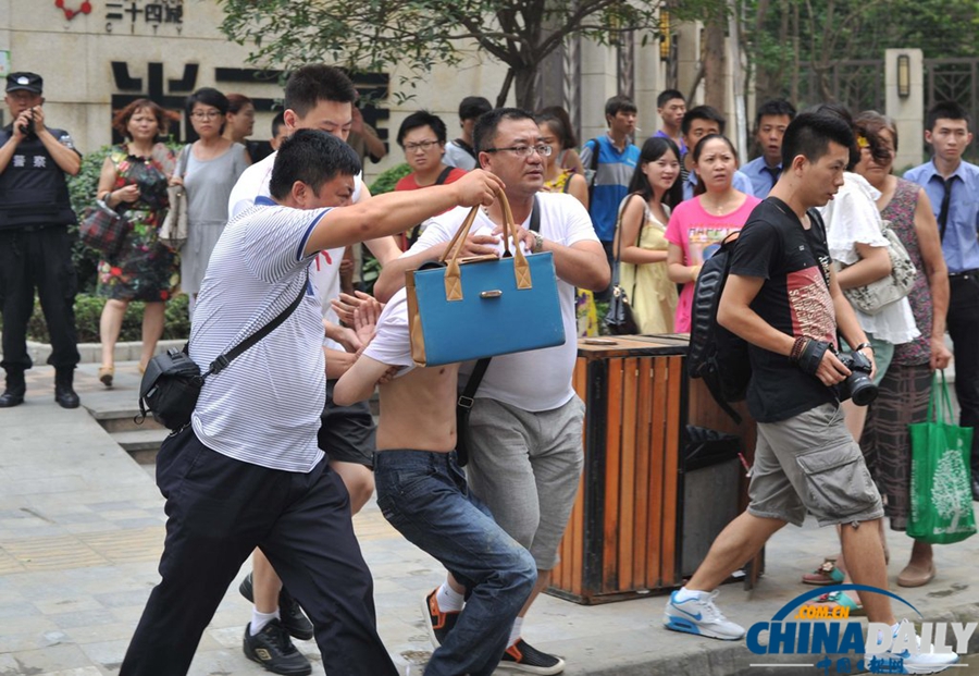 成都成华区发生警匪枪战 2疑犯被制服1人在逃