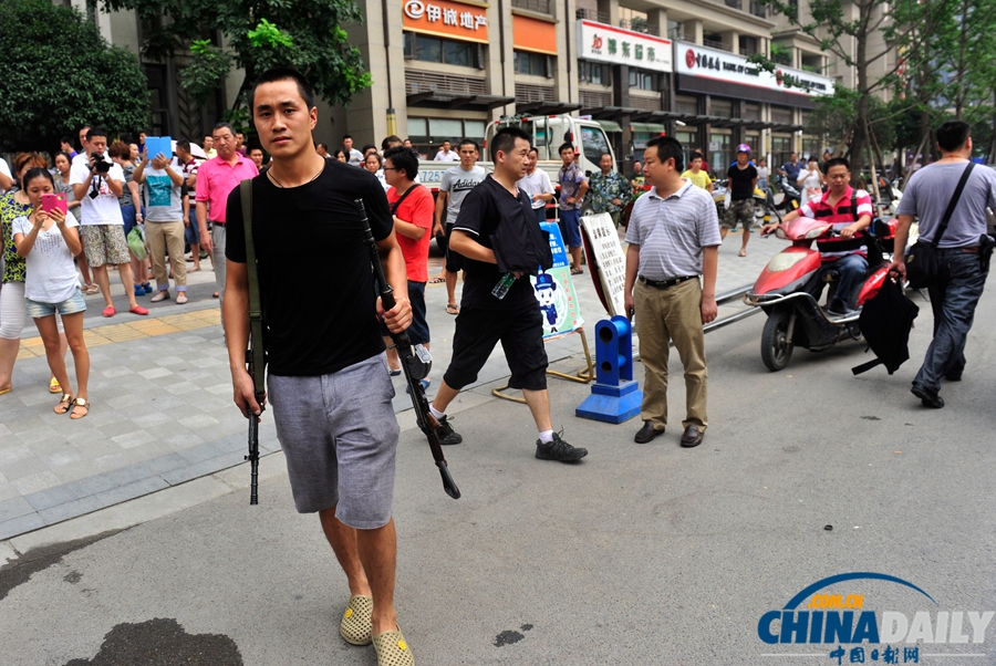 成都成华区发生警匪枪战 2疑犯被制服1人在逃