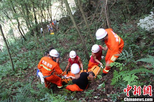 老年驴友摔伤被困山崖 三峡消防紧急救援