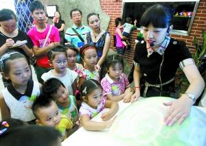 野外空旷地遇闪电 逃生应保持单脚着地