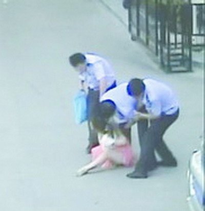 女老板无证驾驶大客车被查 猛踹民警裆部当街撒泼(图)