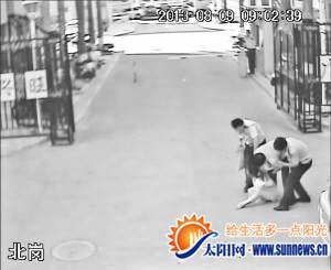 女老板无证驾驶大客车被查 猛踹民警裆部当街撒泼(图)