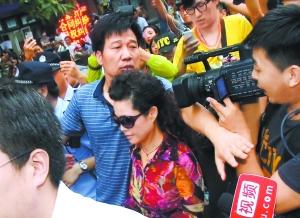 李某某庭上否认发生性关系 5名嫌疑人均不认罪