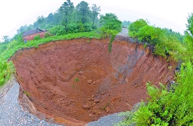 湖北荆门33次大面积塌陷 农民不敢下地劳作(图)