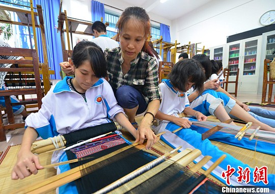 海南一中学设织黎锦课程 9年授艺逾千学生