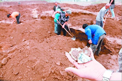 河北平山工地发现古钱币 挖宝者嘲笑记者来得晚