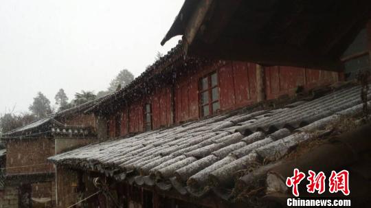 昆明迎来今年首场大范围降雪 引起网友狂欢(图)