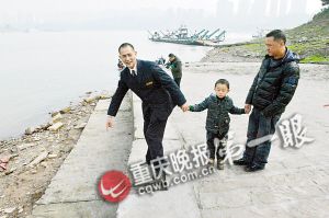 孩子落水被救父亲苦寻恩人半年 公交车上偶遇