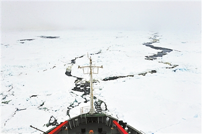 雪龙号冲出重冰区成功突围 目前已进入清水区