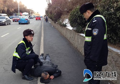 老人晕倒路边获巡警救助 醒后立马问