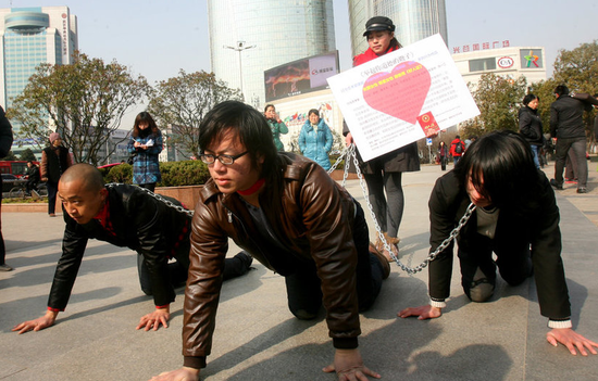 美女行为艺术用狗链牵3男子爬行表达反抗男权(图)